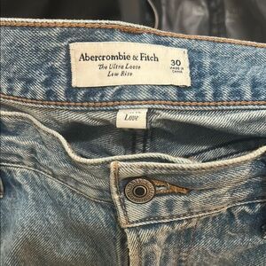 Abercrombie & Fitch The Ultra Loose Low Rise- Curve Love Jeans - Light Blue